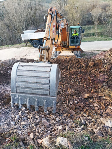 Excavadora realizando excavación en proceso de desmonte
