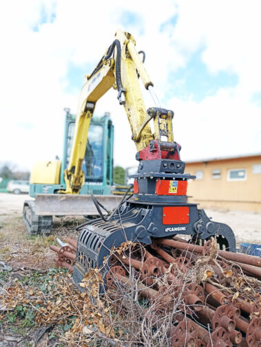 Excavadora con accesorio pinza para manipulación de elementos como tubos, rocas, etc.