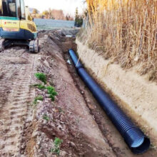 Tubería encastrada en una zanja excavada por Tradextur
